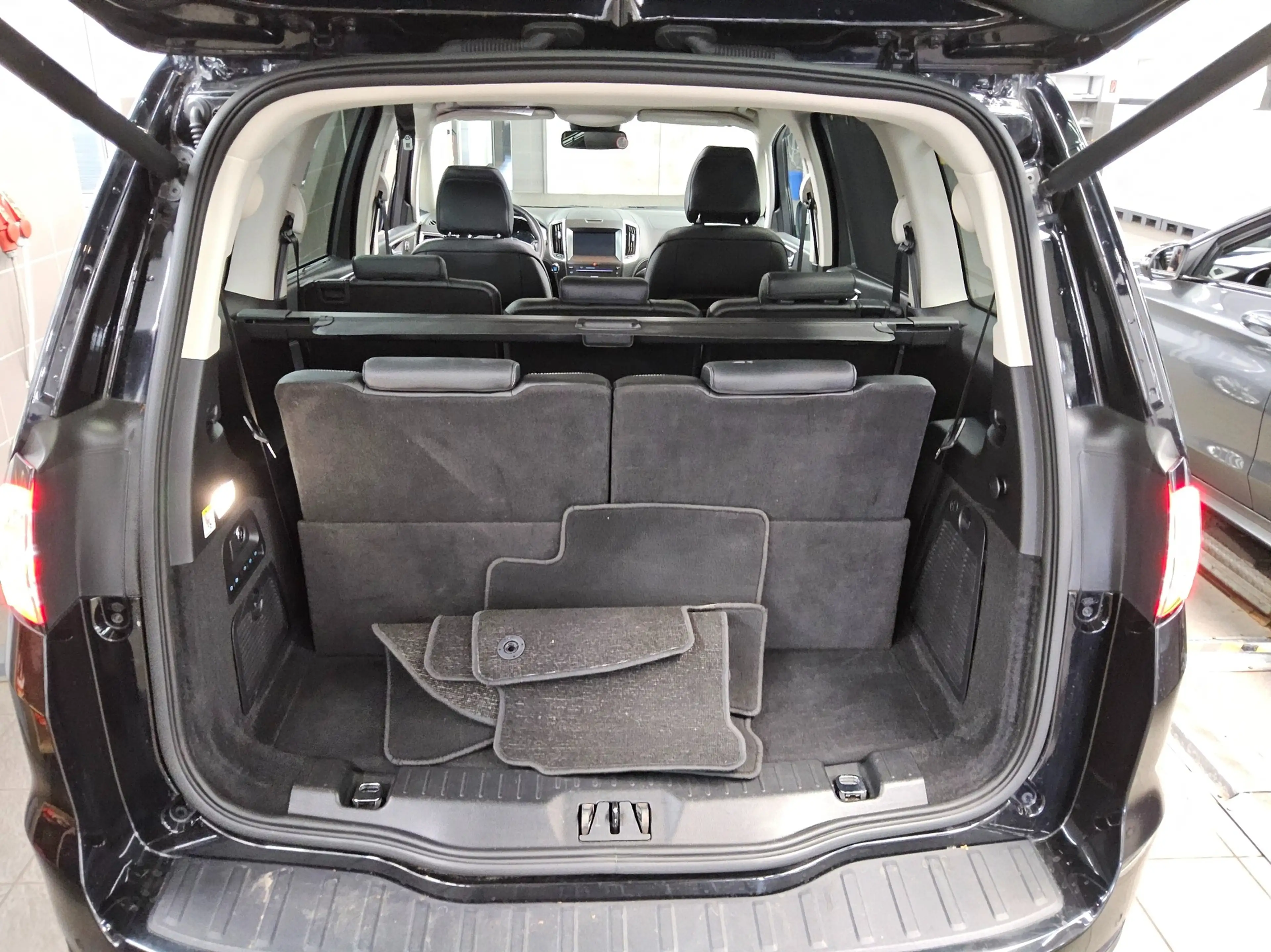 Ford Galaxy — photo 11