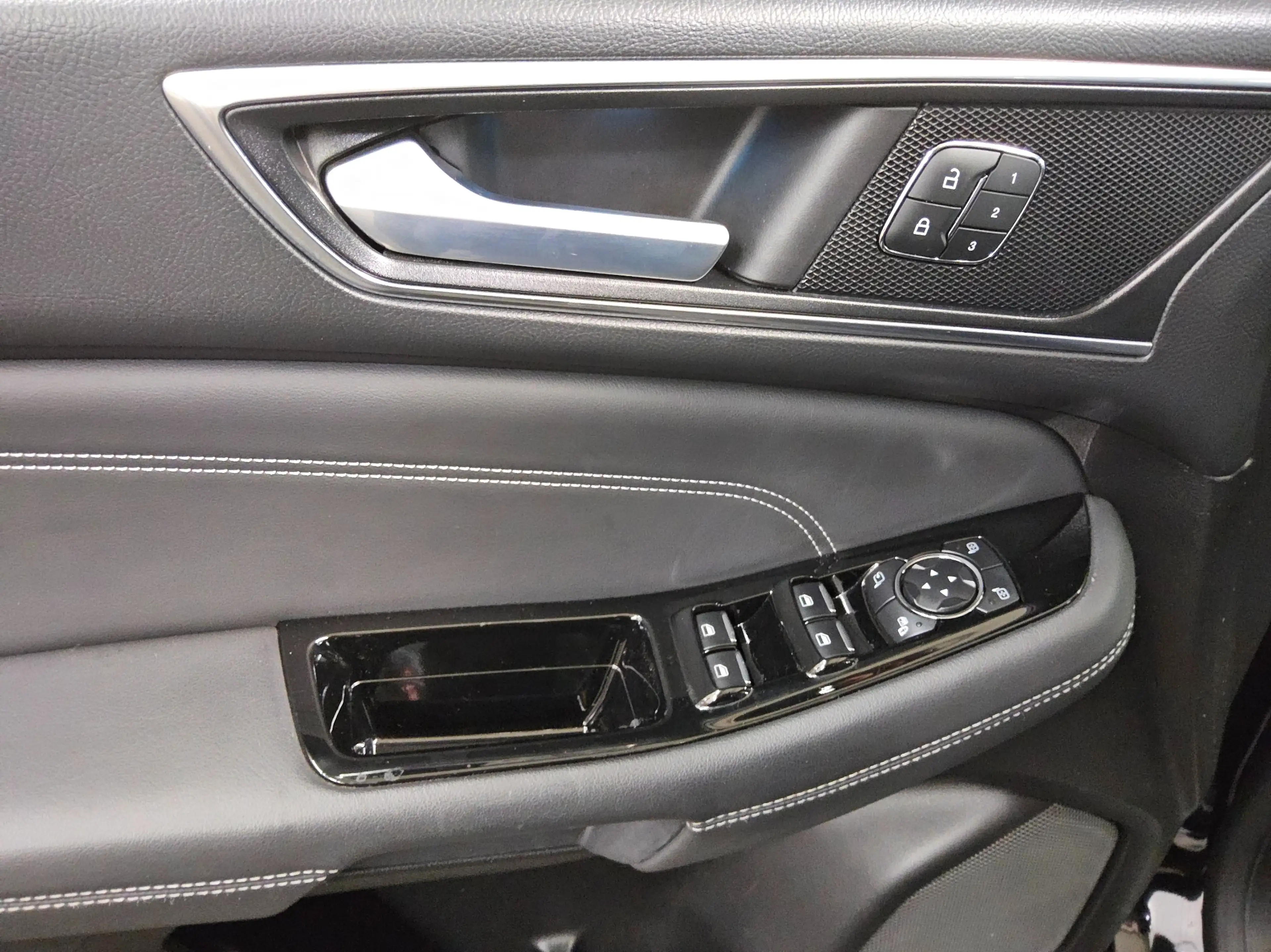 Ford Galaxy — photo 9