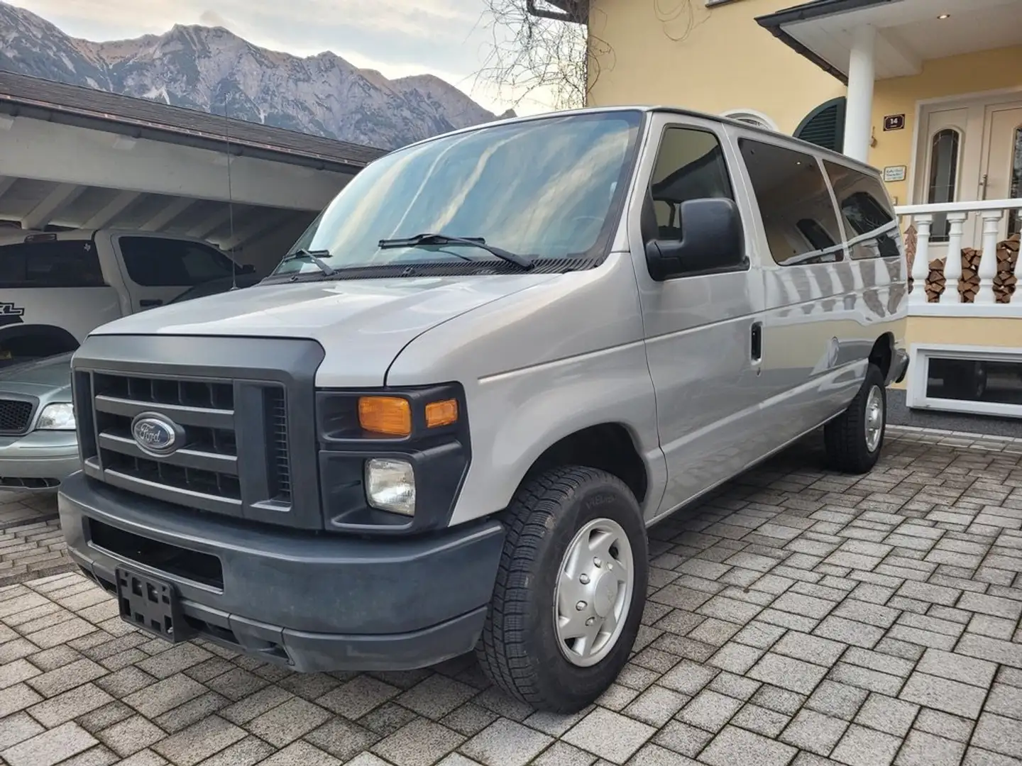 Ford Econoline E350 Stříbrná - 1