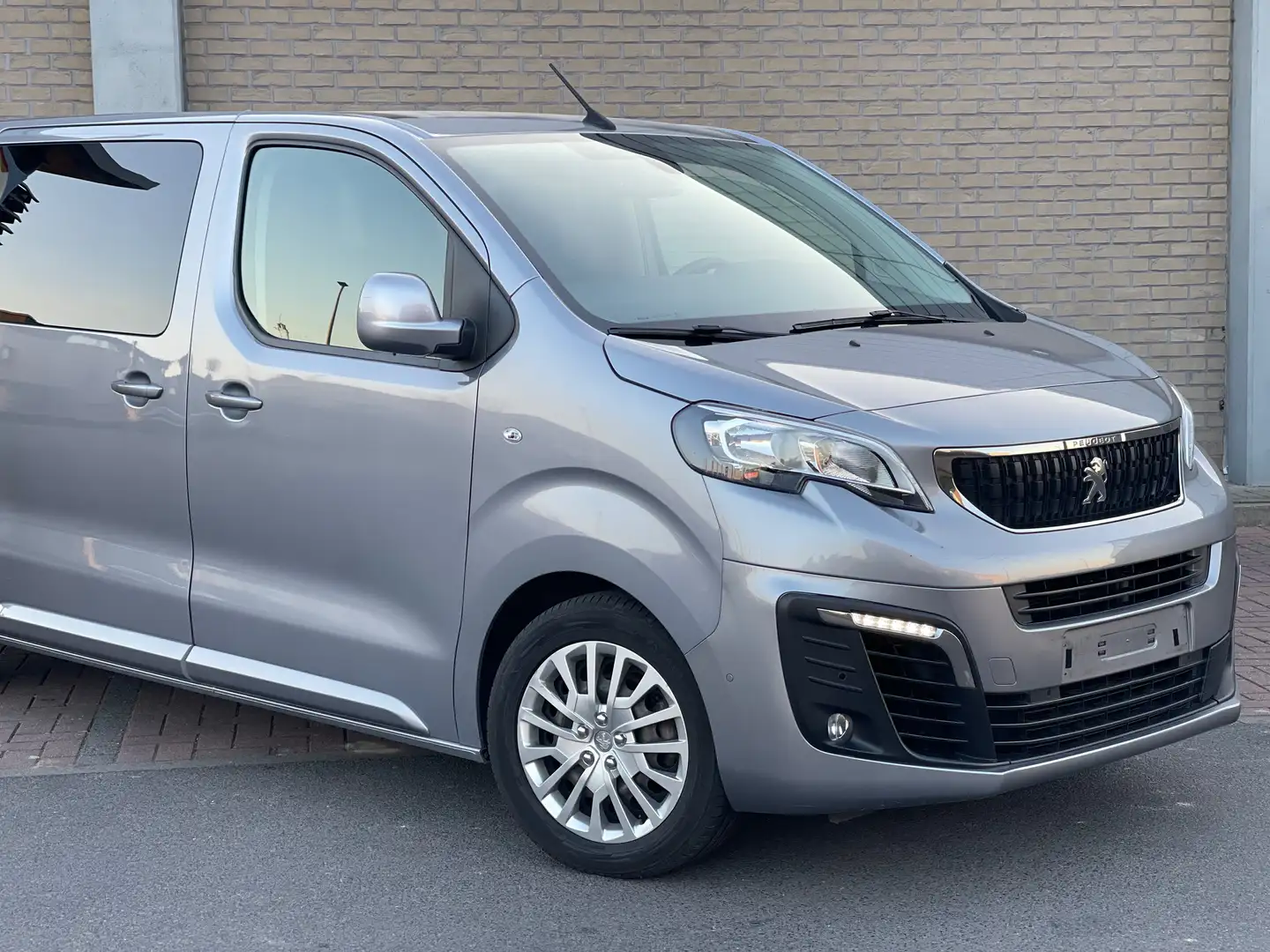 Peugeot Traveller L3 Long 2.0 BlueHDi 9pl. Gris - 2