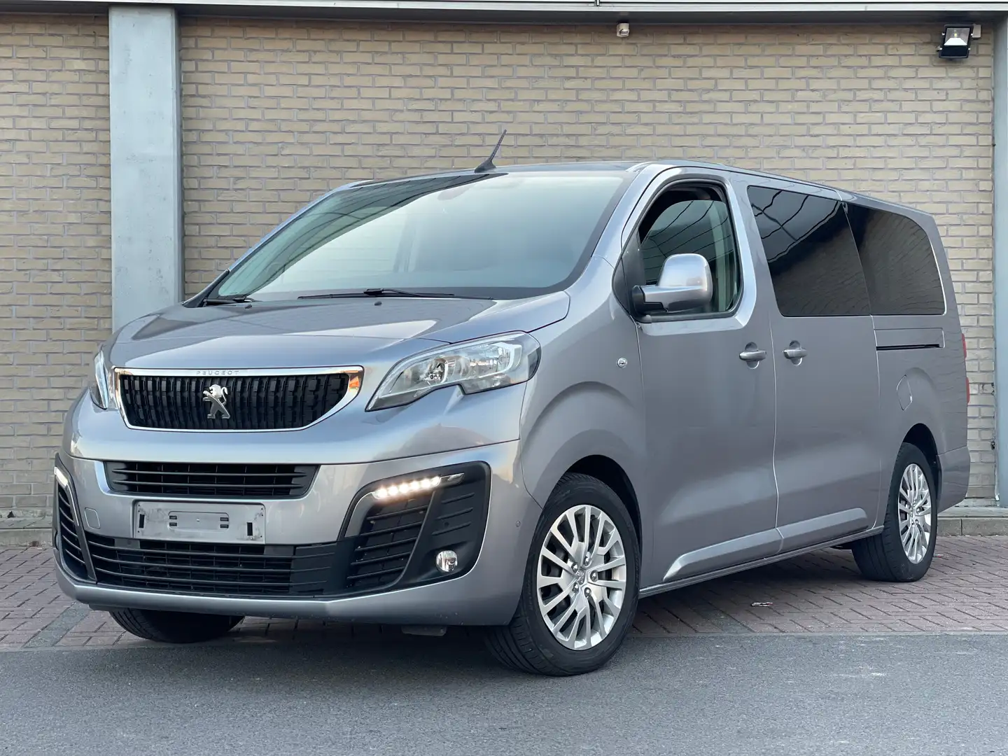 Peugeot Traveller L3 Long 2.0 BlueHDi 9pl. Gris - 1