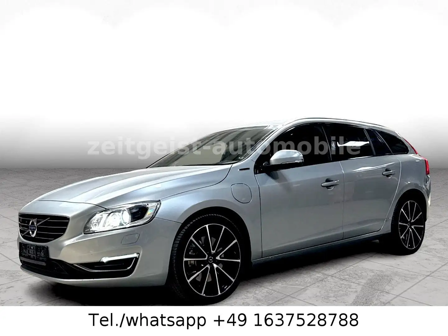 Volvo V60 Plug-in-Hyb* AWD*LEDER*1.HAND*SERVICE NEU* Silber - 1
