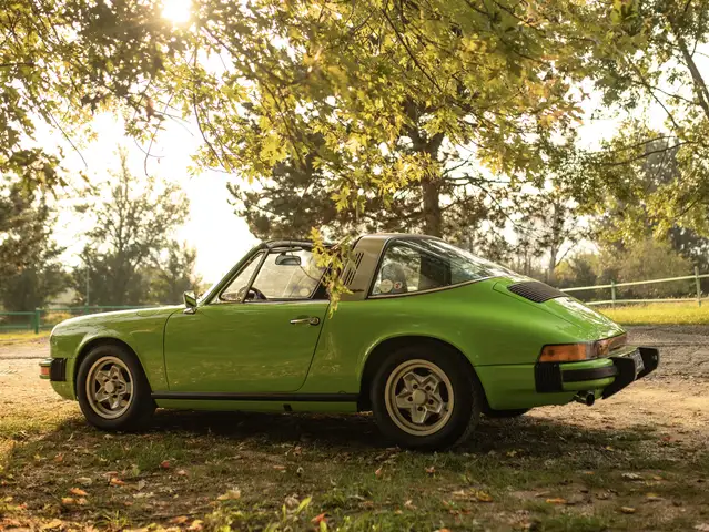 Porsche 911 view 8