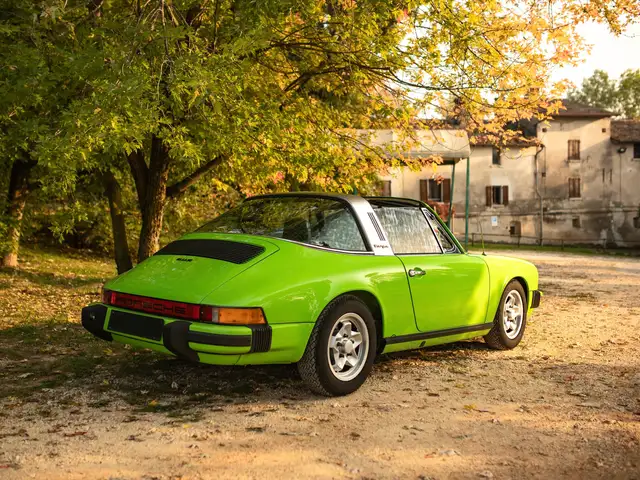 Porsche 911 view 3