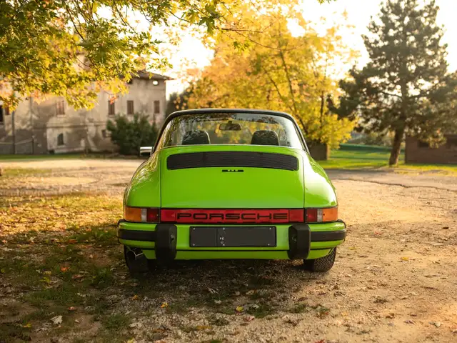 Porsche 911 view 6