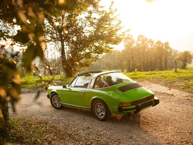 Porsche 911 view 7