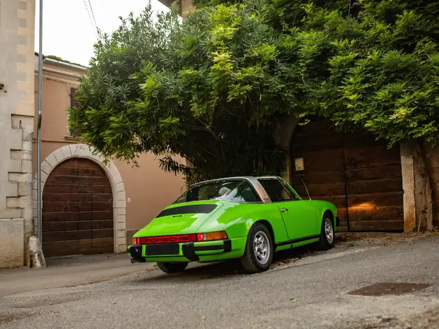 Porsche 911 view 4