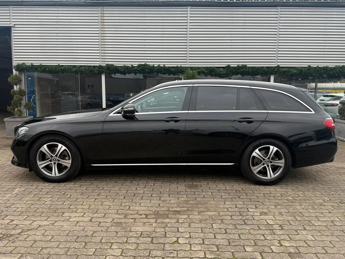 Mercedes-Benz E 220 d  | Widescreen | AHK | Kamera | 2.Hand Noir - 2