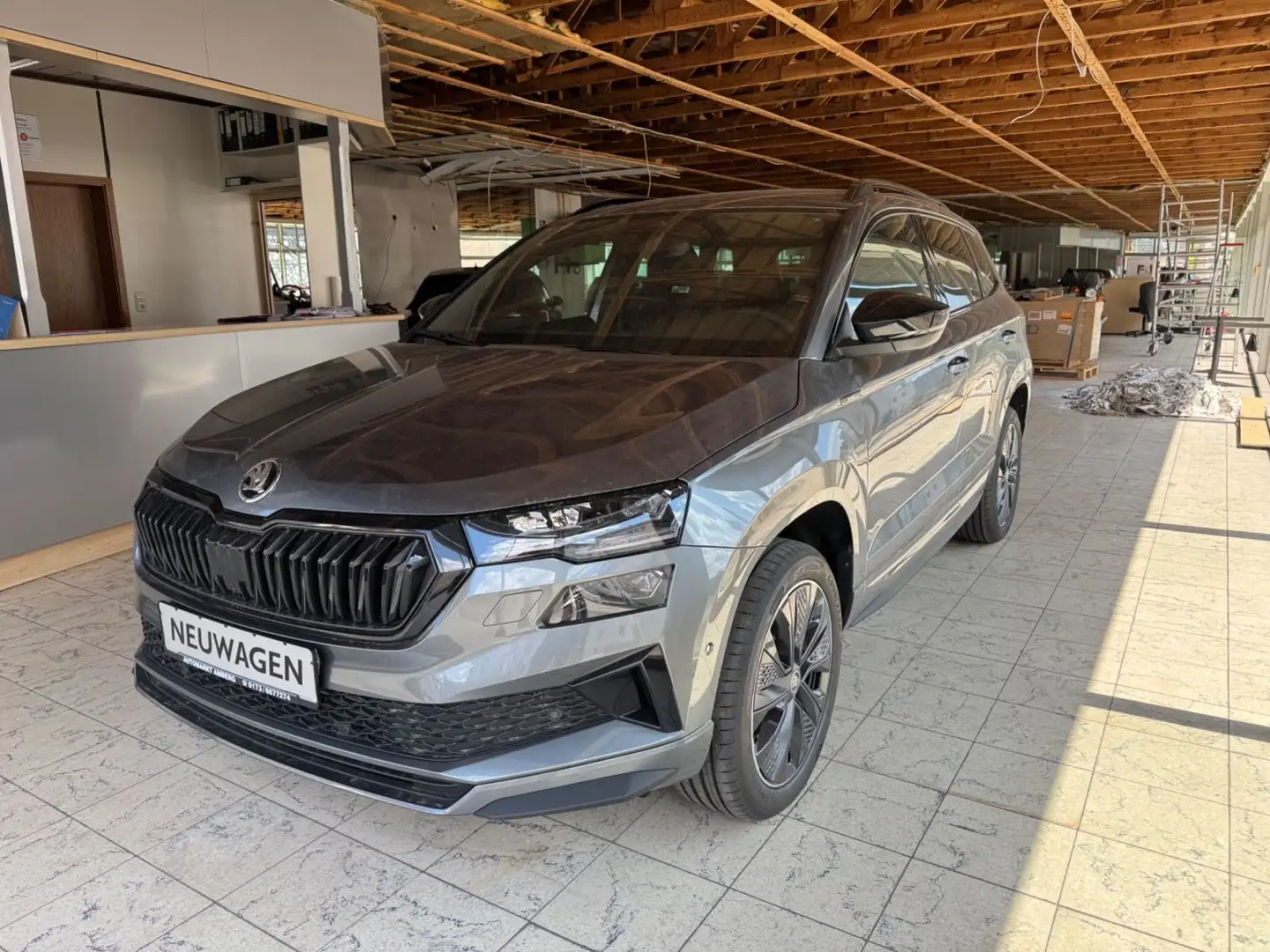 Skoda Karoq Sportline 1.5 DSG*ACC*AHK*NAVI*360°KAMERA* Grijs - 1