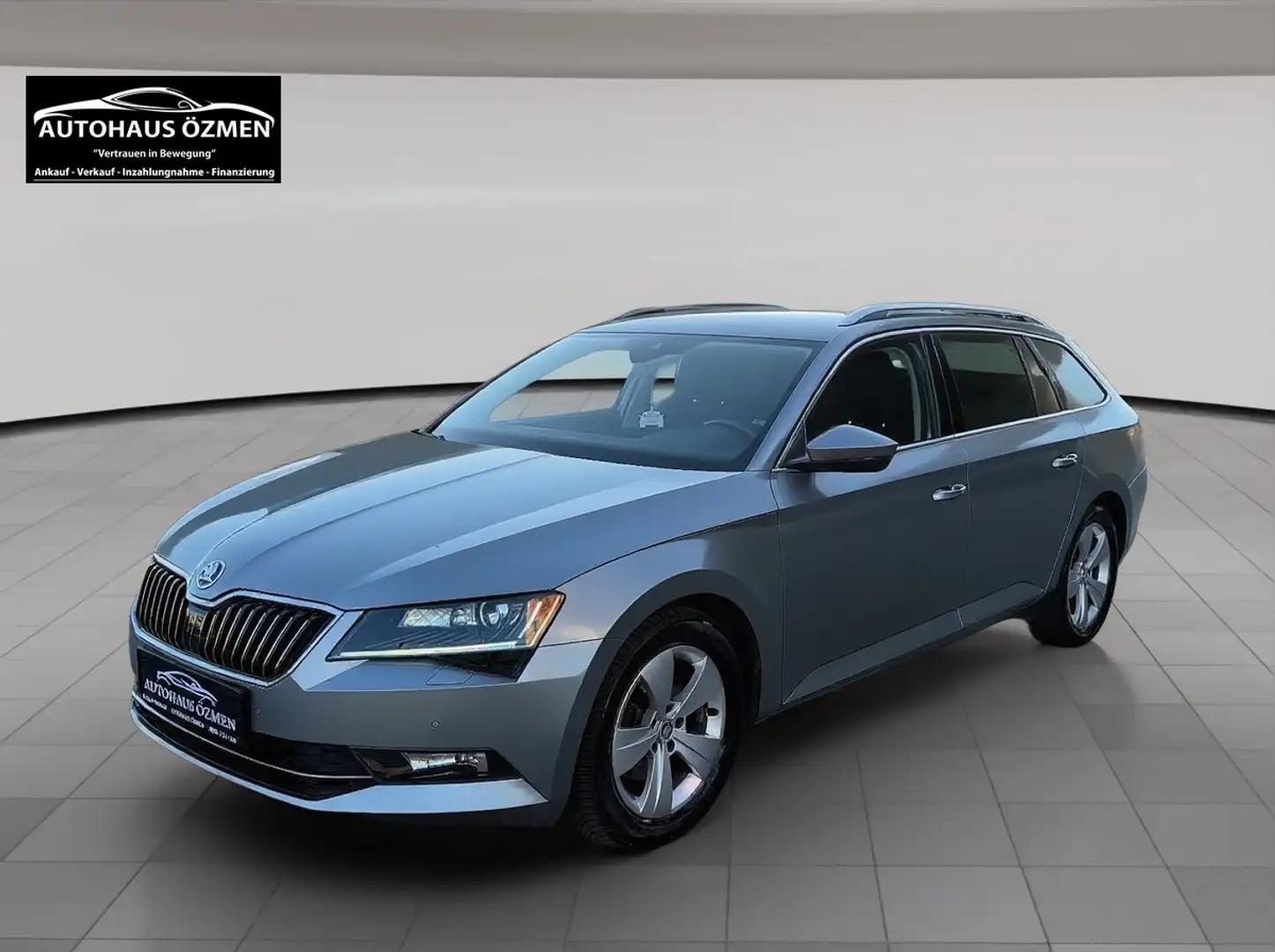 Skoda Superb 2.0 TDI Style Grau - 1