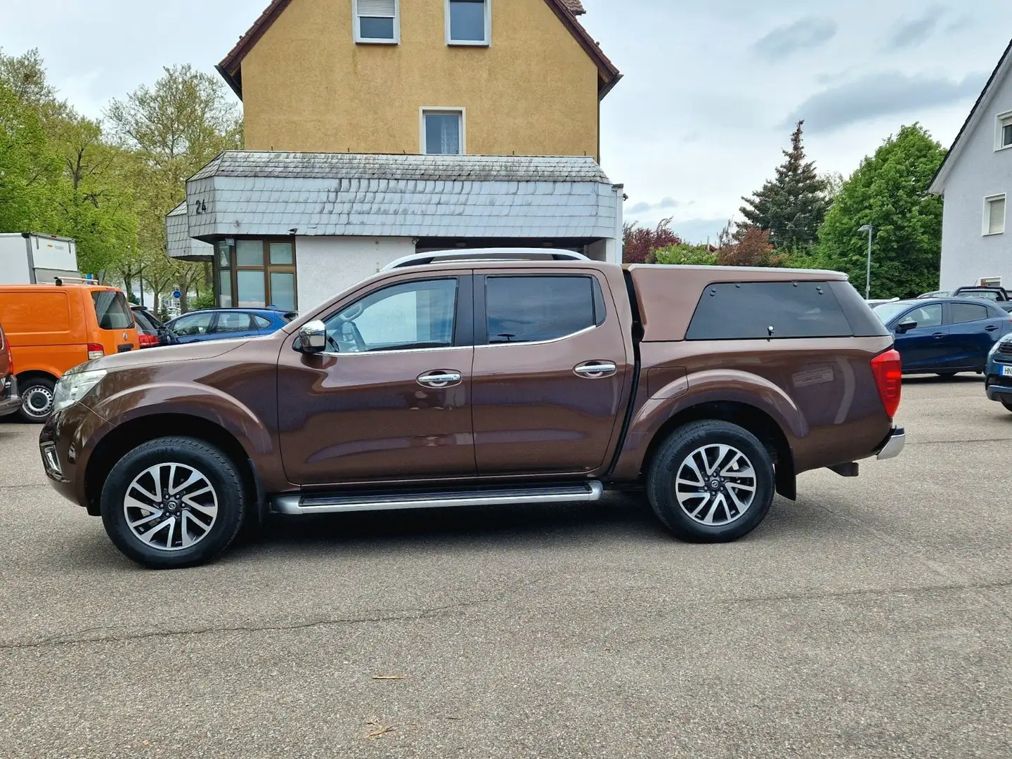 Nissan Navara NP300 N-Connecta 4x4 Double Cab+VOLL+1.HD Hnědá - 2