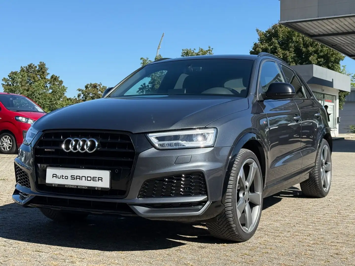 Audi Q3 2.0TDIquattro COMPETITION S tronic S LINE Grau - 1