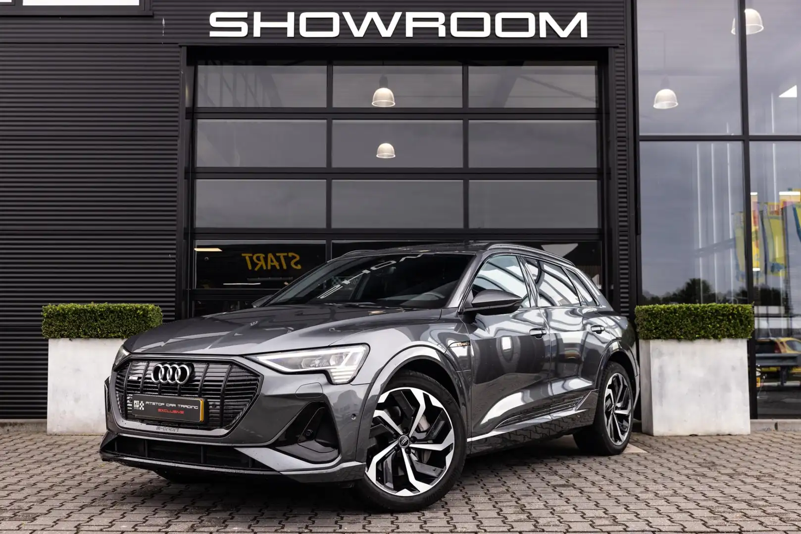 Audi e-tron 55 quattro S-Line 95 kWh, Pano, ACC, Trekhaak, Sfe Grijs - 2