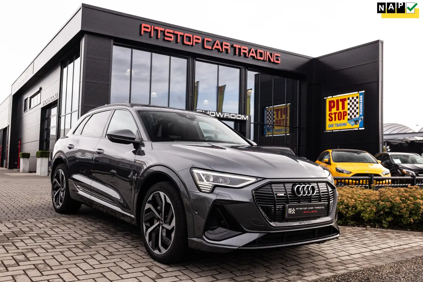 Audi e-tron 55 quattro S-Line 95 kWh, Pano, ACC, Trekhaak, Sfe Grijs - 1
