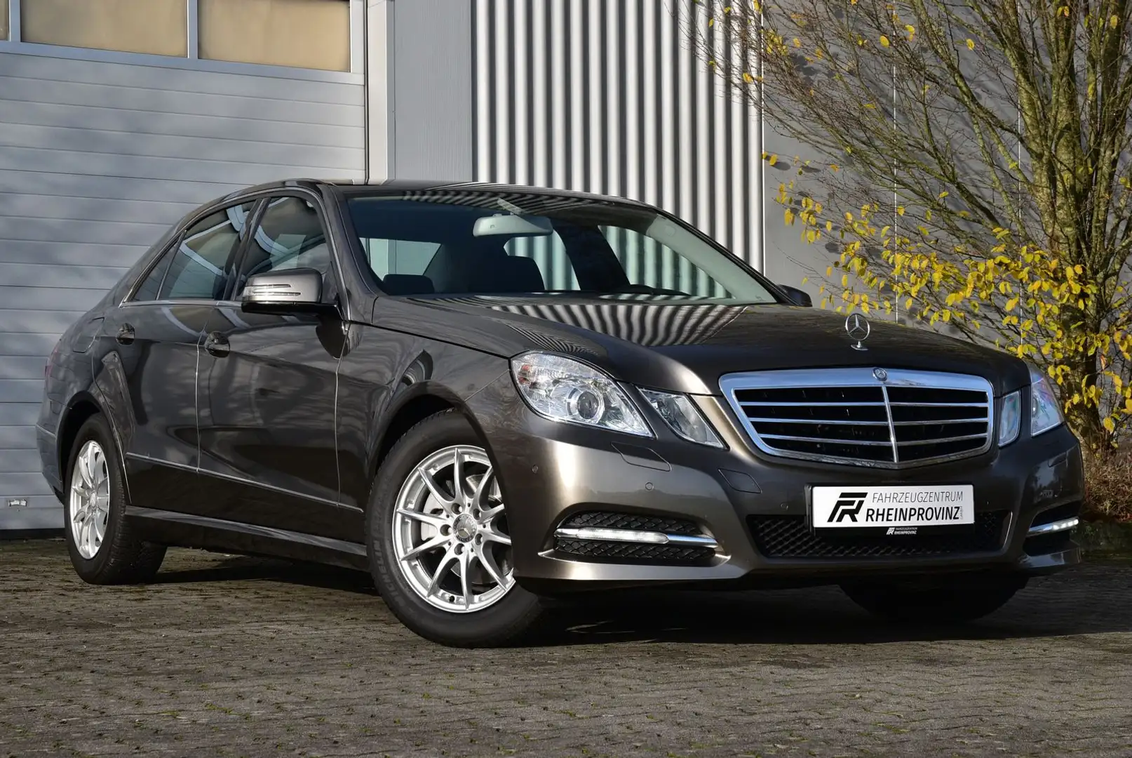 Mercedes-Benz E 200 E 200 CGI BlueEfficiency/2-HAND/PDC/SHZ/ Gris - 1