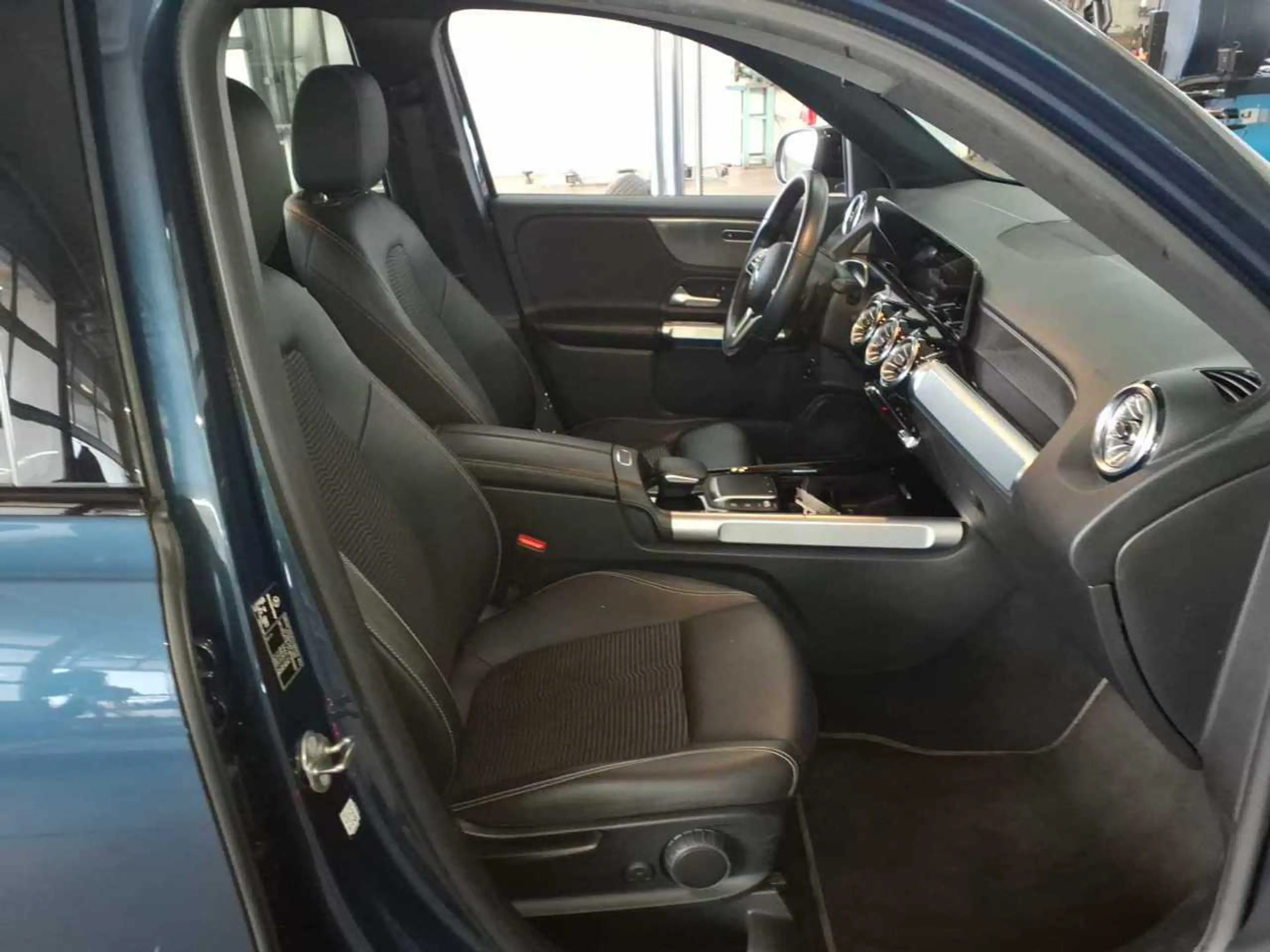 Mercedes-Benz GLB 200 GLB 200 7-SITZE NAVI LED RADIO TEMPO MFL PANO SHZ GSD VC — photo 7
