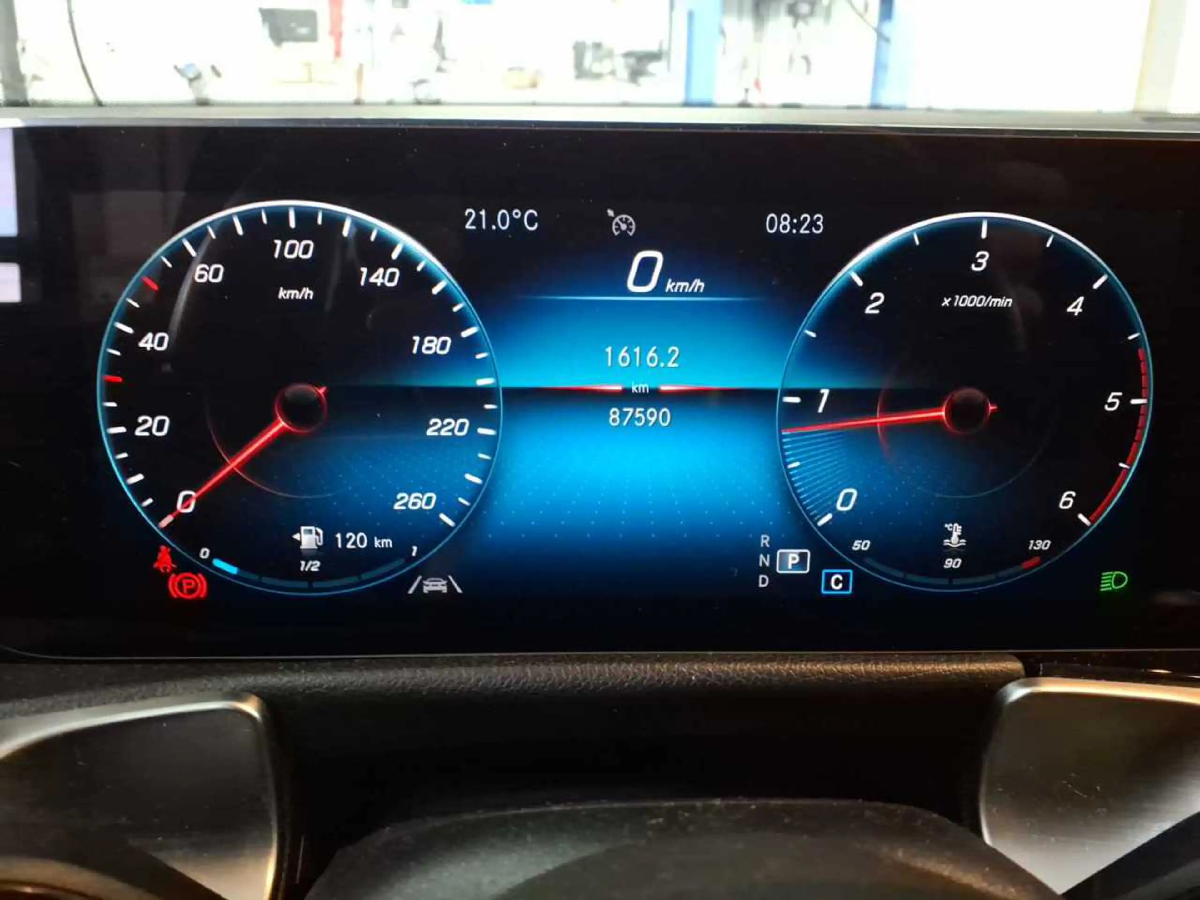 Mercedes-Benz GLB 200 GLB 200 7-SITZE NAVI LED RADIO TEMPO MFL PANO SHZ GSD VC — photo 10