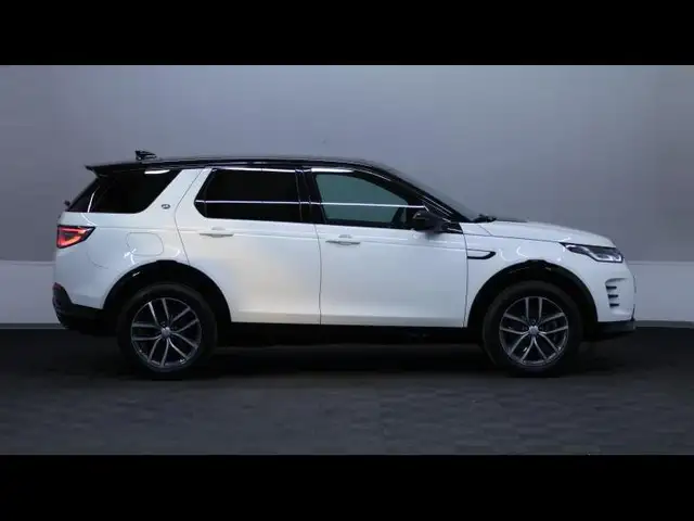Land Rover Discovery Sport view 3