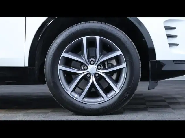 Land Rover Discovery Sport view 6