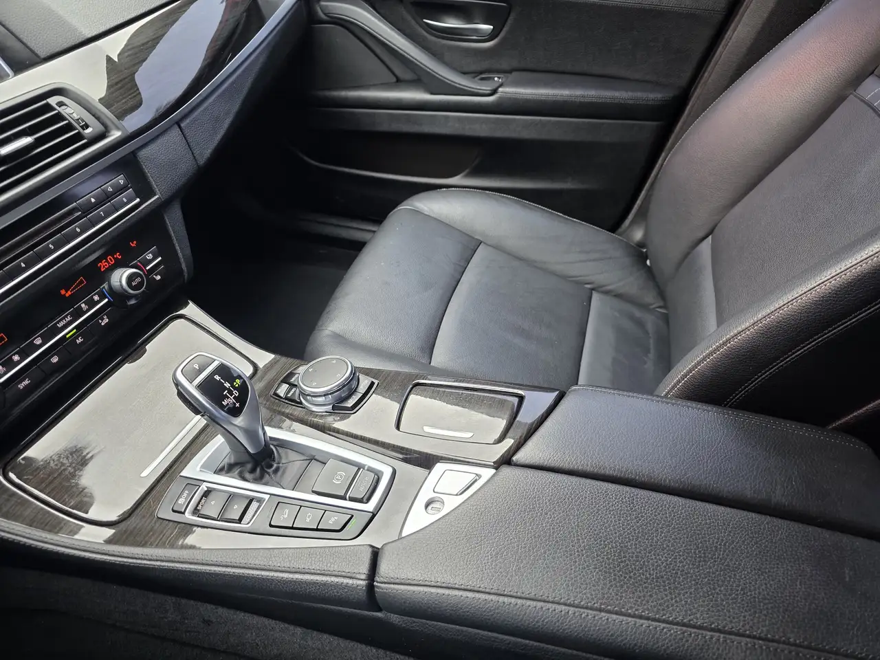 BMW 5 Series снимка BMW 5 Series