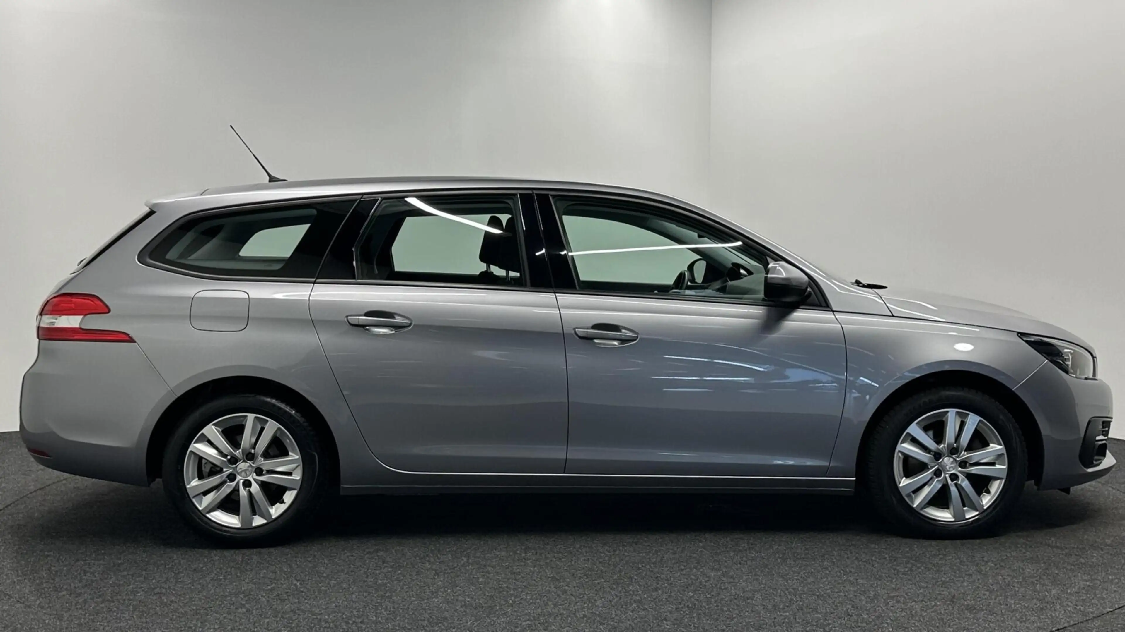Peugeot 308 SW 1.2 PureTech Blue Lease Active CARPLAY LM NAVI — photo 9