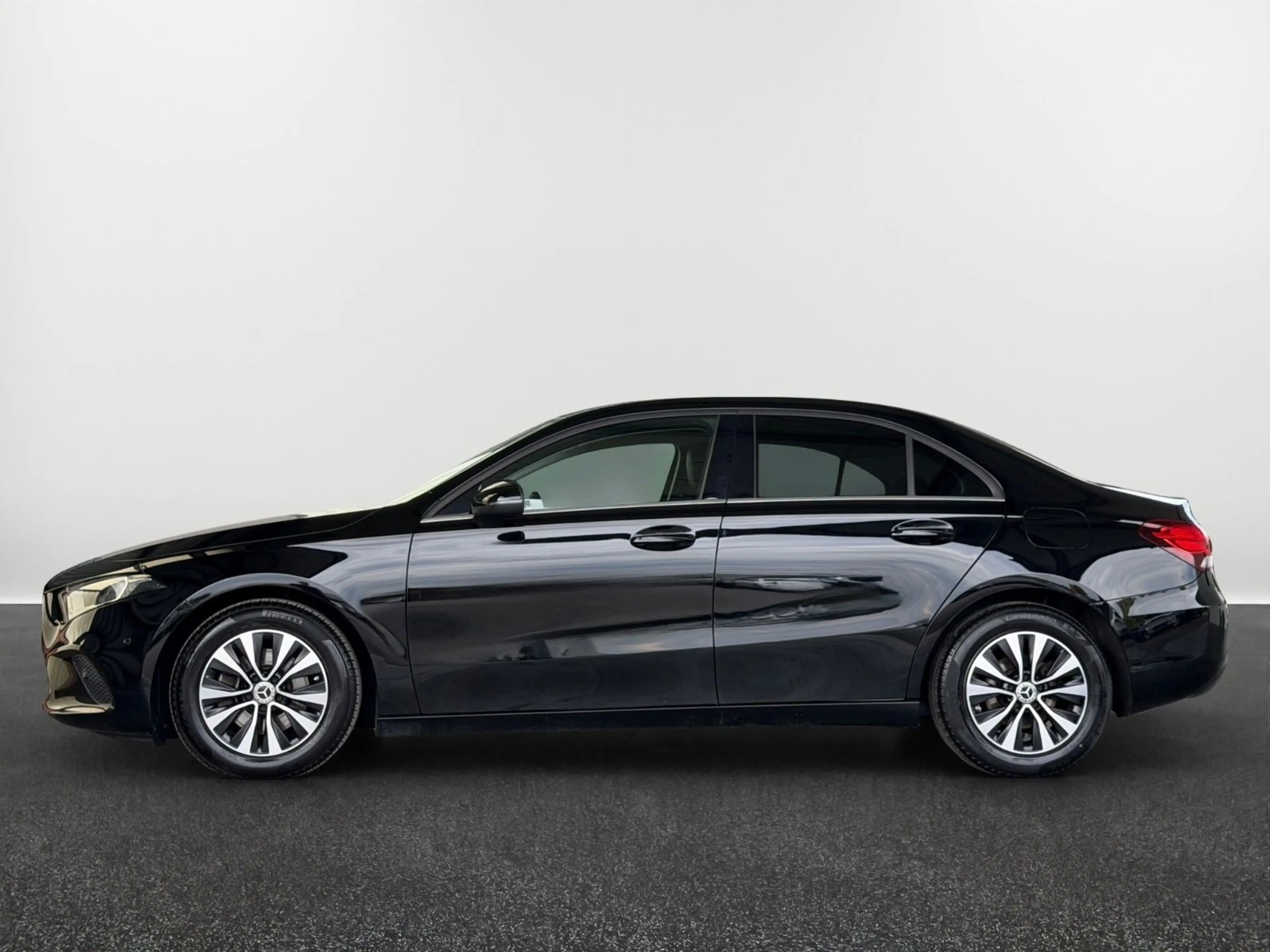 Mercedes-Benz A 180 d Limousine*CARPLAY*NAVI*AHK*PARK-ASSIST* — photo 2