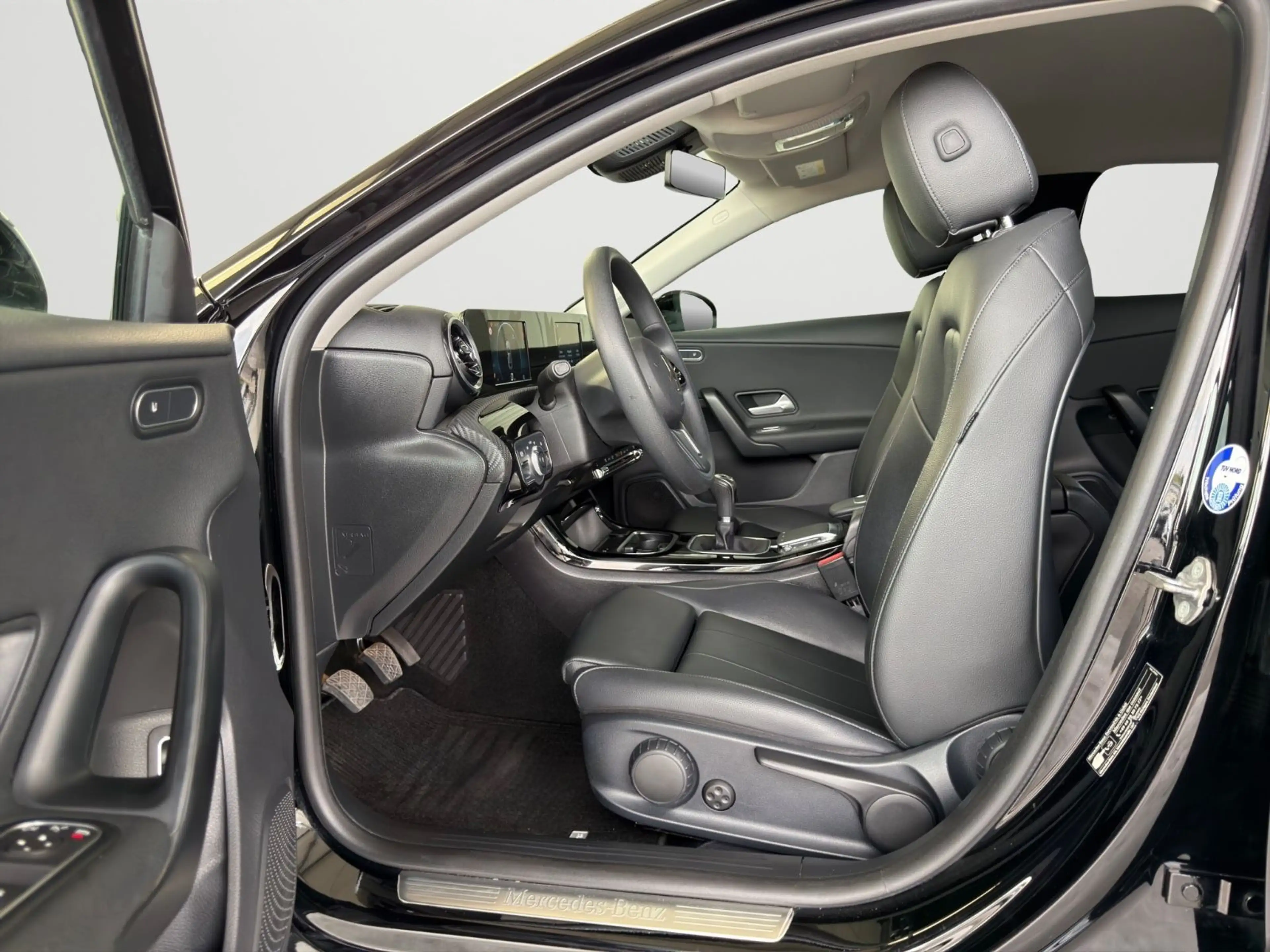Mercedes-Benz A 180 d Limousine*CARPLAY*NAVI*AHK*PARK-ASSIST* — photo 5