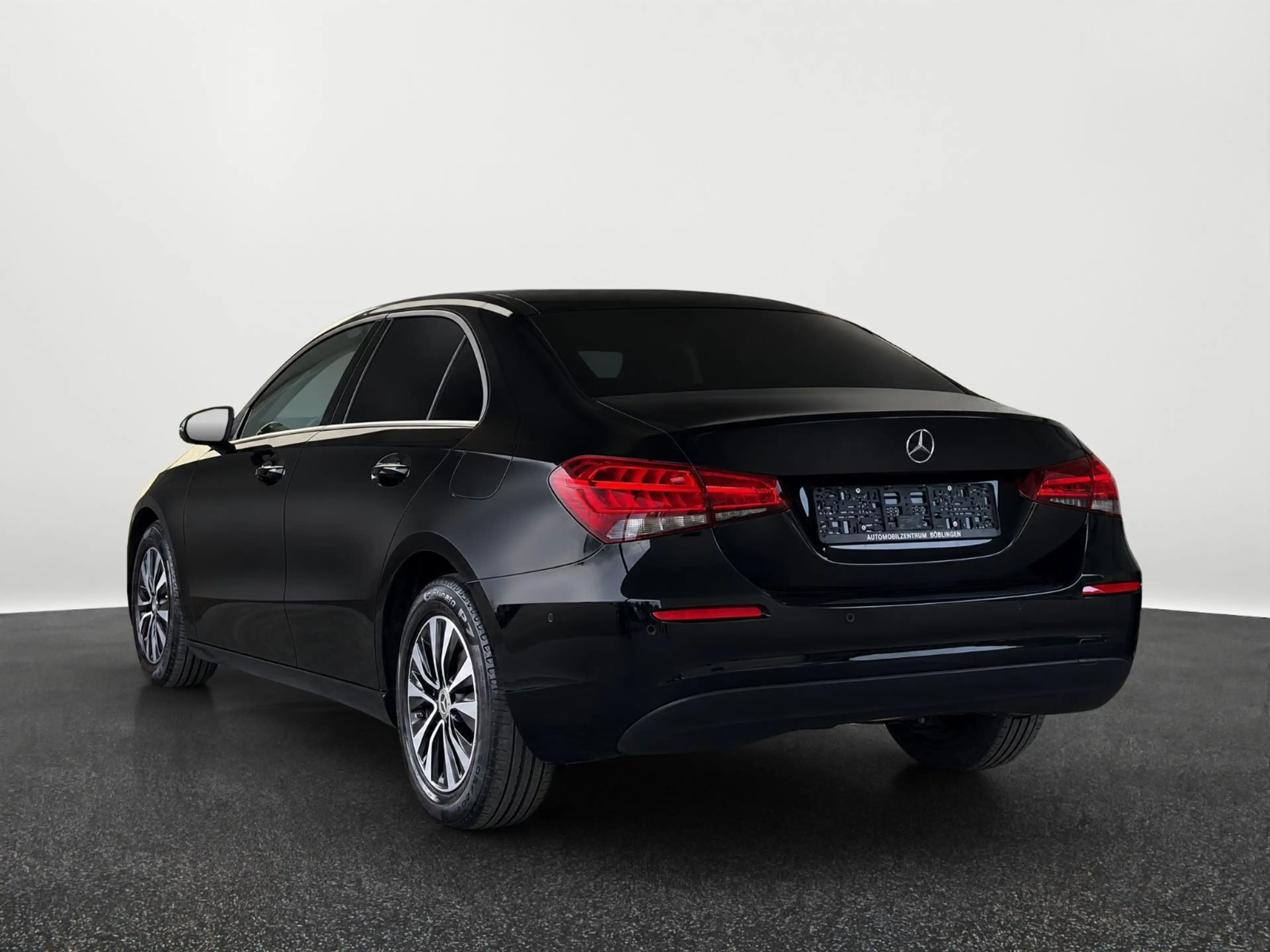 Mercedes-Benz A 180 d Limousine*CARPLAY*NAVI*AHK*PARK-ASSIST* — photo 3