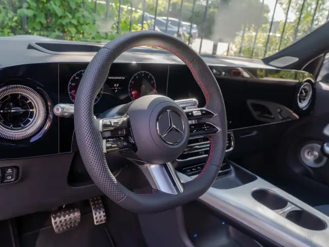 Mercedes-Benz GLB view 12