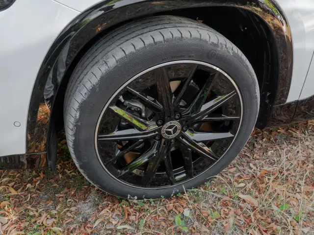 Mercedes-Benz GLB view 4