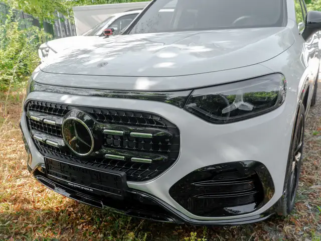 Mercedes-Benz GLB view 3