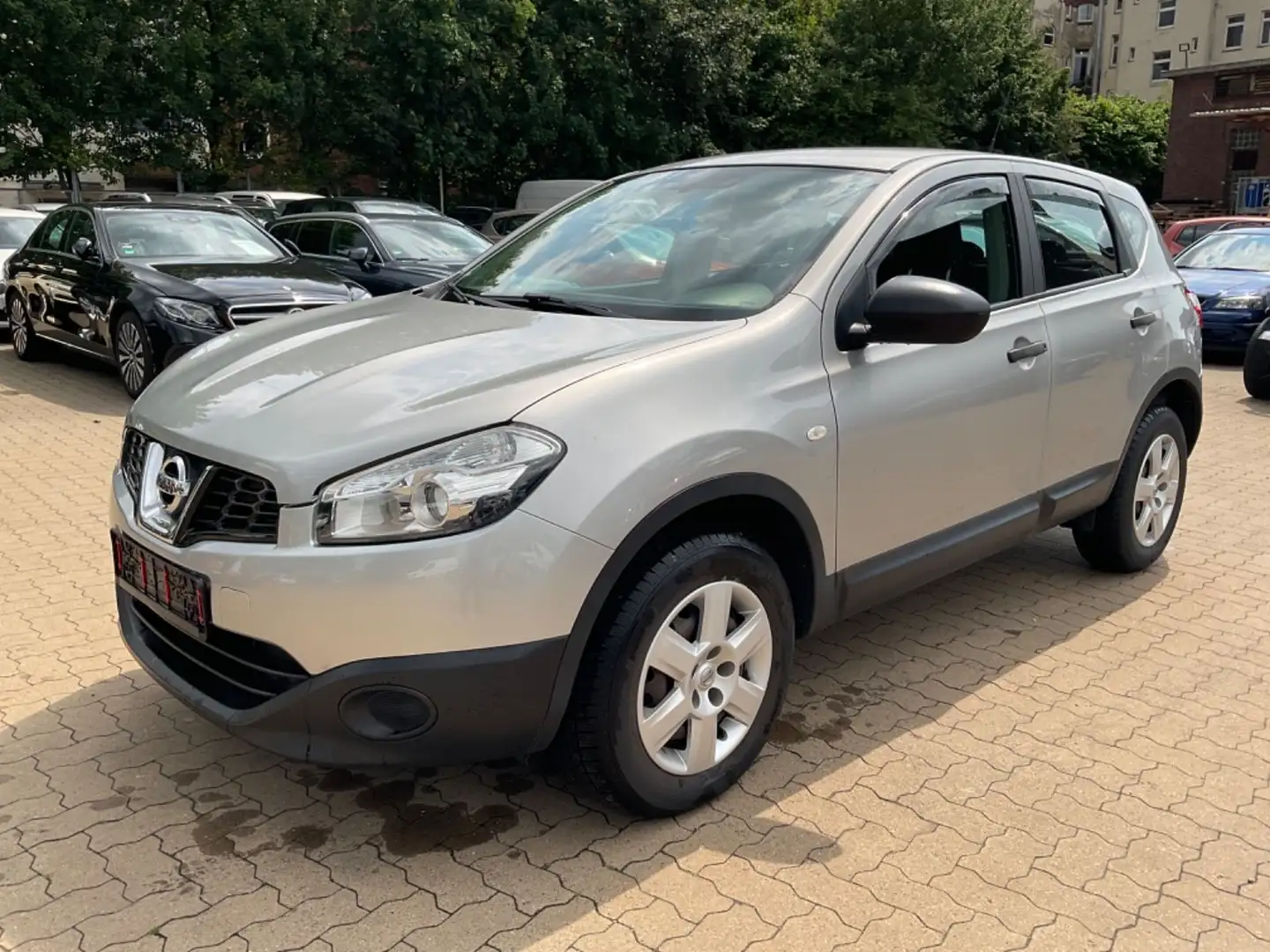 Nissan Qashqai Visia TÜV 04.2027 Silber - 1
