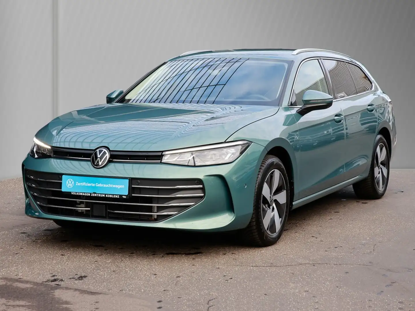 Volkswagen Passat Variant 1.5 eTSI Business Navi/AHK/RFK Grün - 2