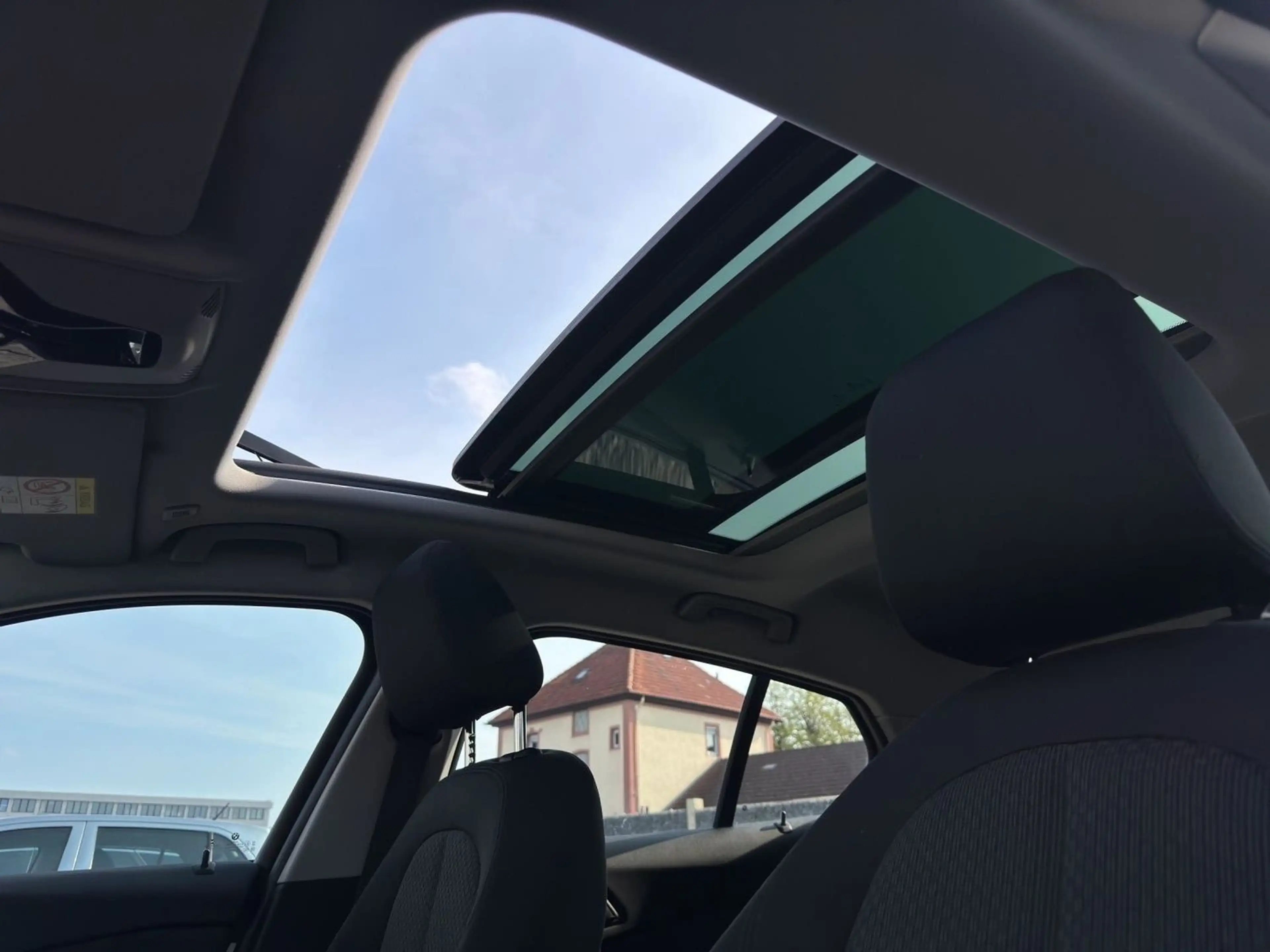 BMW 118 i Advantage LED Navi Kamera Pano — photo 23