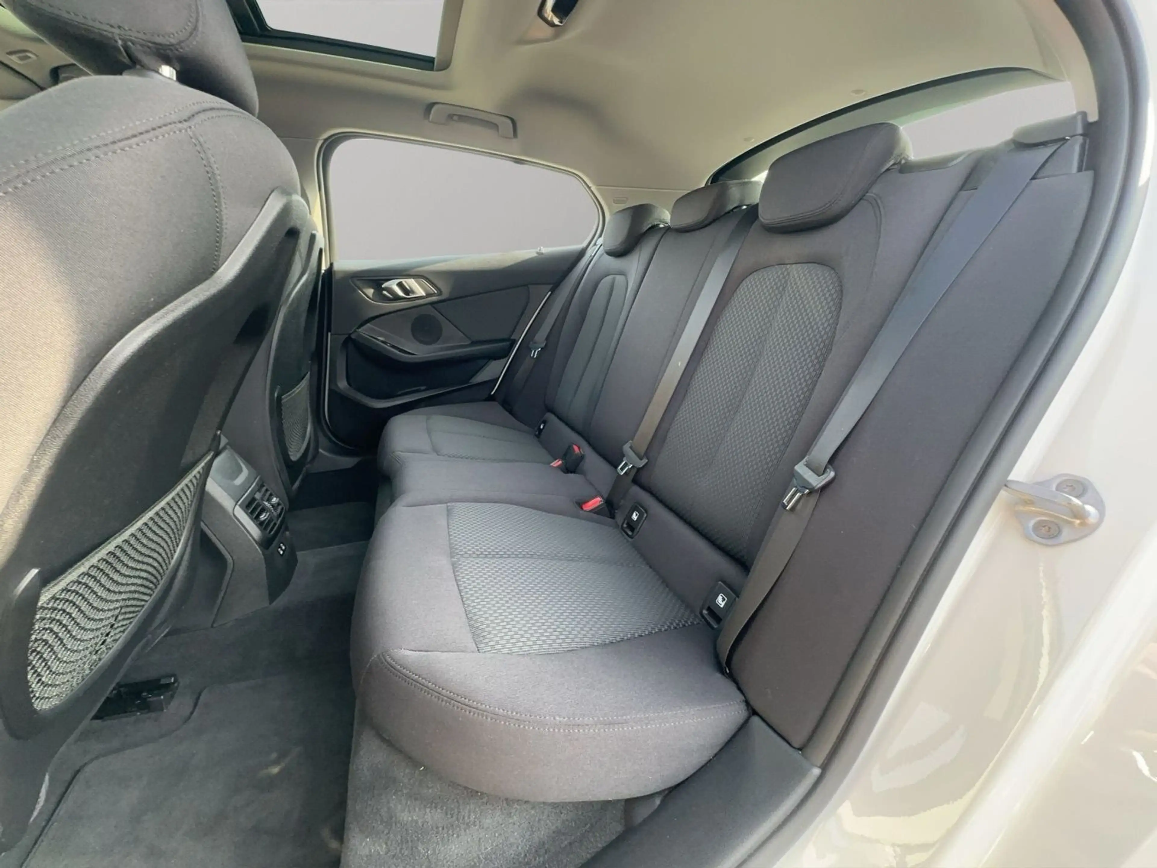 BMW 118 i Advantage LED Navi Kamera Pano — photo 25