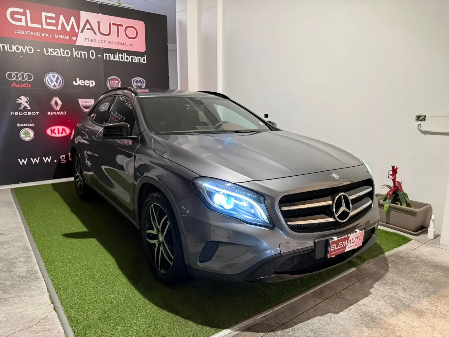 Mercedes-Benz GLA 200 GLA-X156 2014 d (cdi) Premium auto Grau - 2