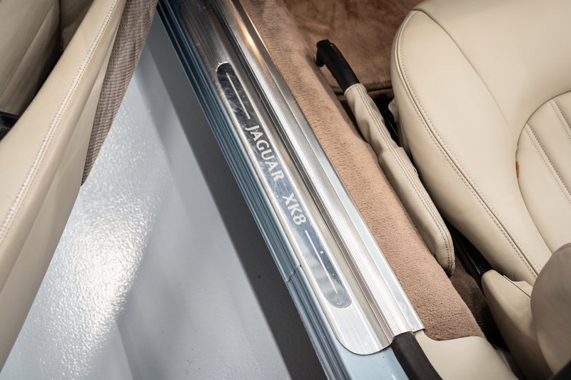 Jaguar XK8 4.0 V8 Convertible — photo 11