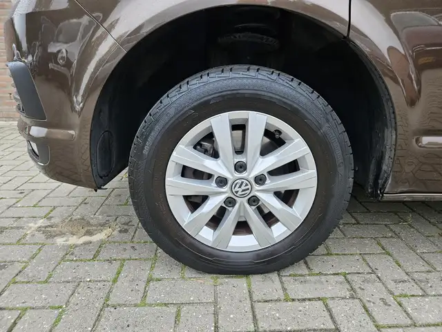 Volkswagen Transporter view 4
