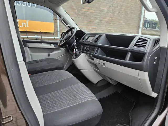 Volkswagen Transporter view 19
