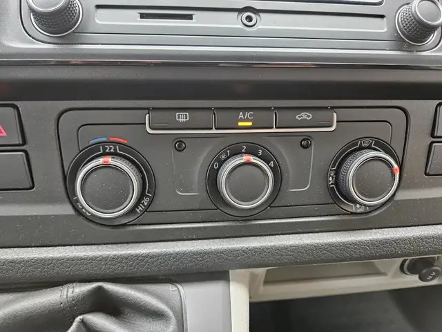 Volkswagen Transporter view 9