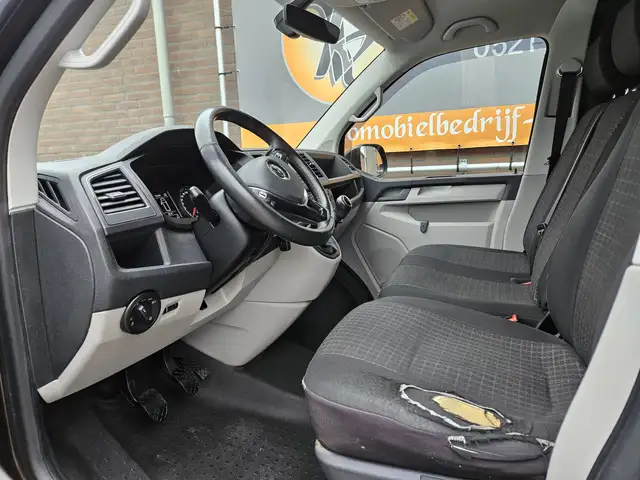 Volkswagen Transporter view 5