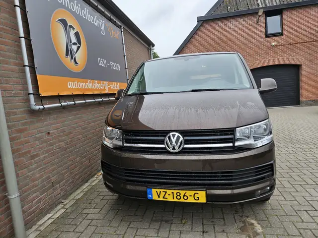 Volkswagen Transporter view 2