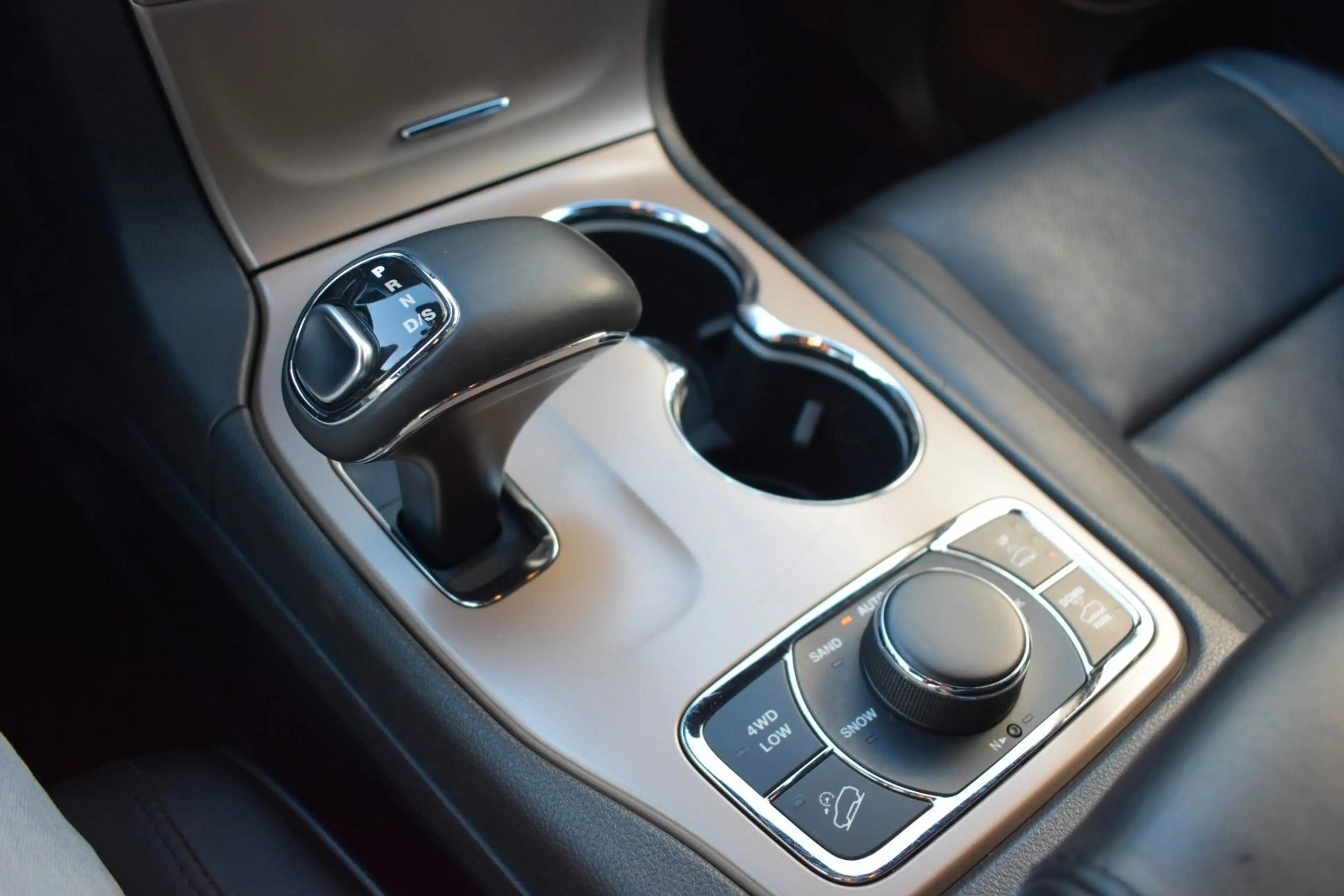 Jeep Grand Cherokee 3.0 CRD Summit AHK/H&K/KEYLES/ACC — photo 15