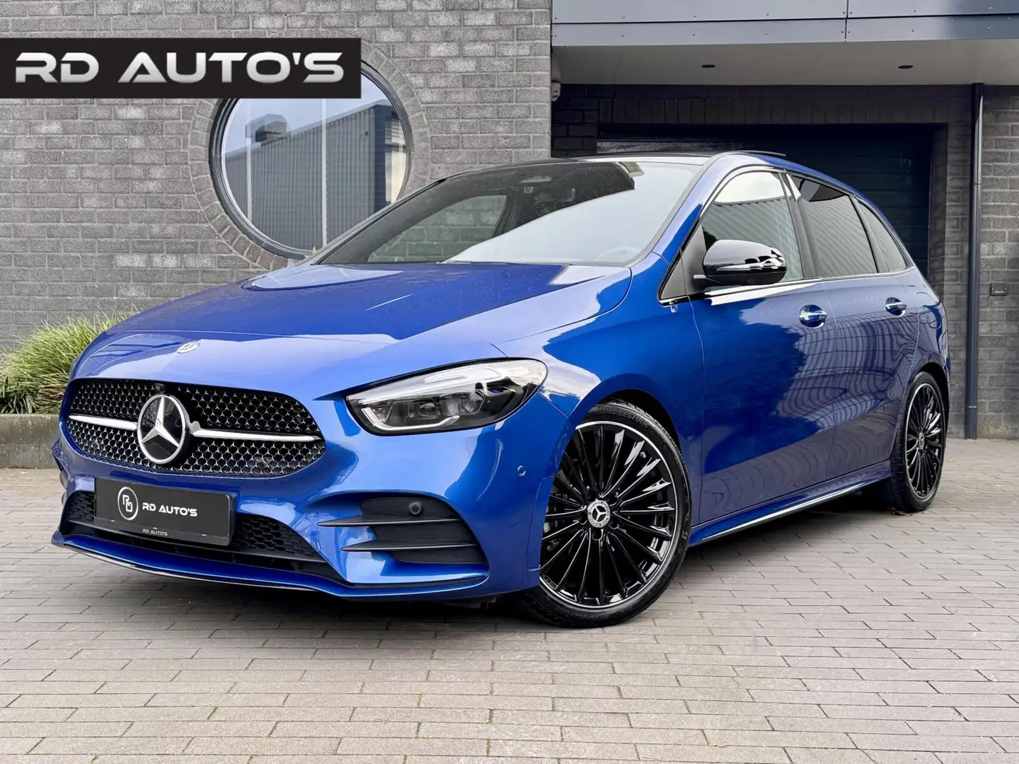 Mercedes-Benz B 200 AMG Line Facelift Pano HUD 360° Trekhaak NAP Sfeer Blauw - 1