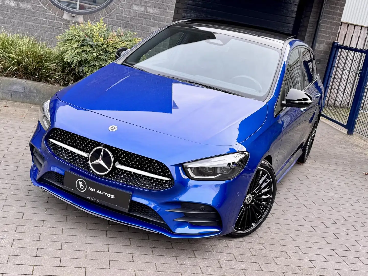 Mercedes-Benz B 200 AMG Line Facelift Pano HUD 360° Trekhaak NAP Sfeer Blauw - 2