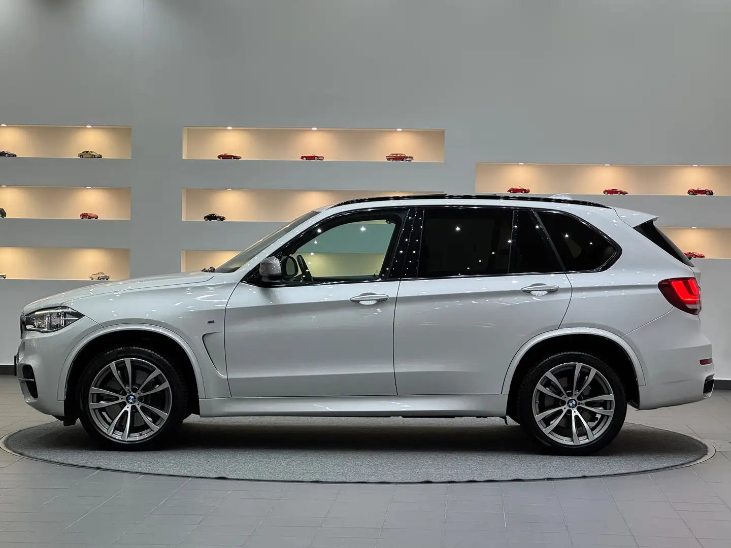 BMW X5 M M50 d *PANO*AHK*LUFT*HARMAN-KARDON*HUD* Weiß - 2