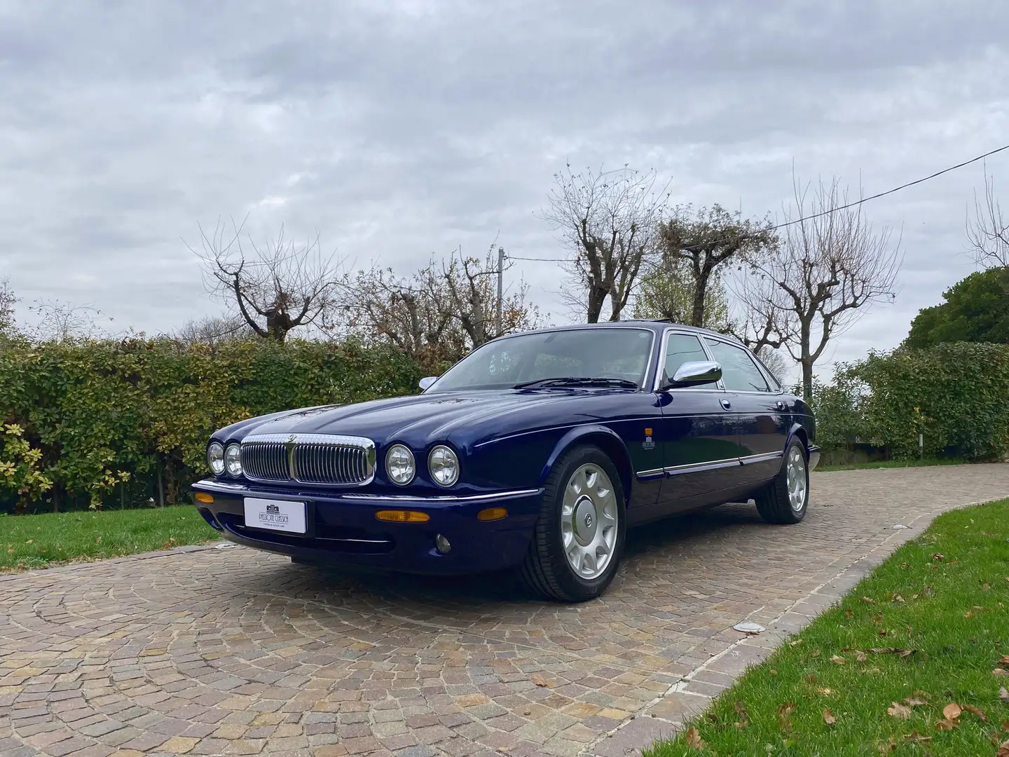 Daimler Super V8 LWB (aggiornamento kit tendicatena) Bleu - 1