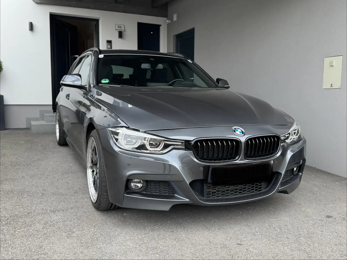 BMW 320 320d xDrive Touring M Sport Aut. Grau - 1