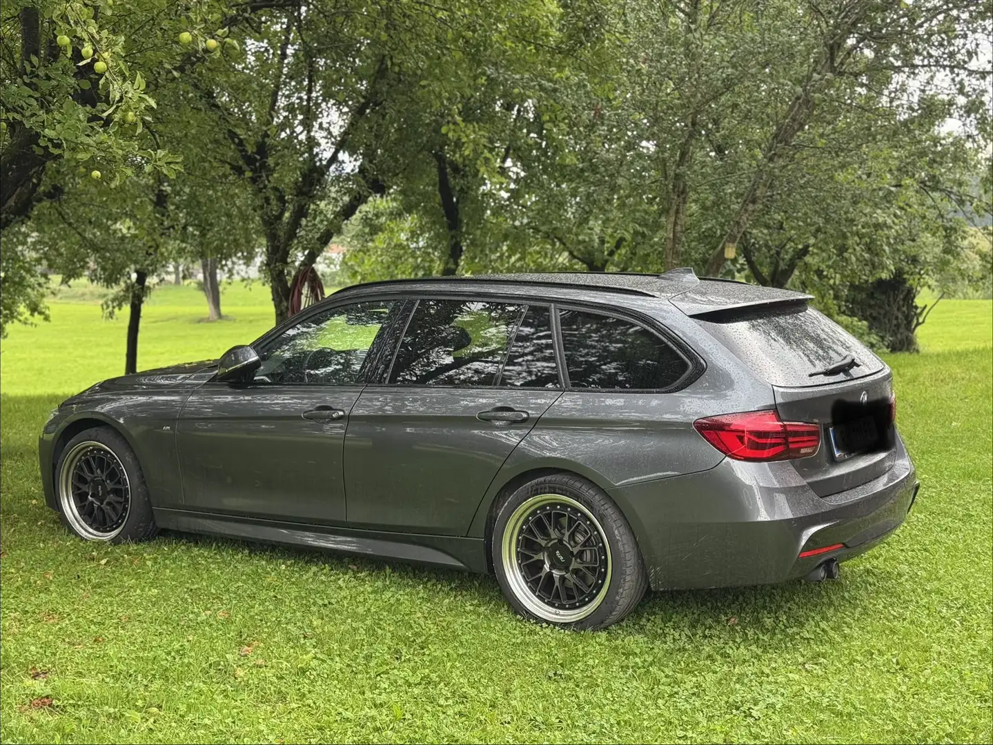 BMW 320 320d xDrive Touring M Sport Aut. Grau - 2