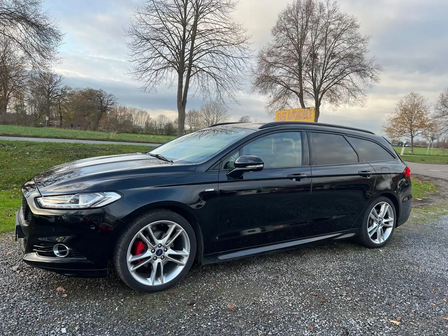 Ford Mondeo Turnier ST-Line*T.Leder*Pano*AHK* Schwarz - 2